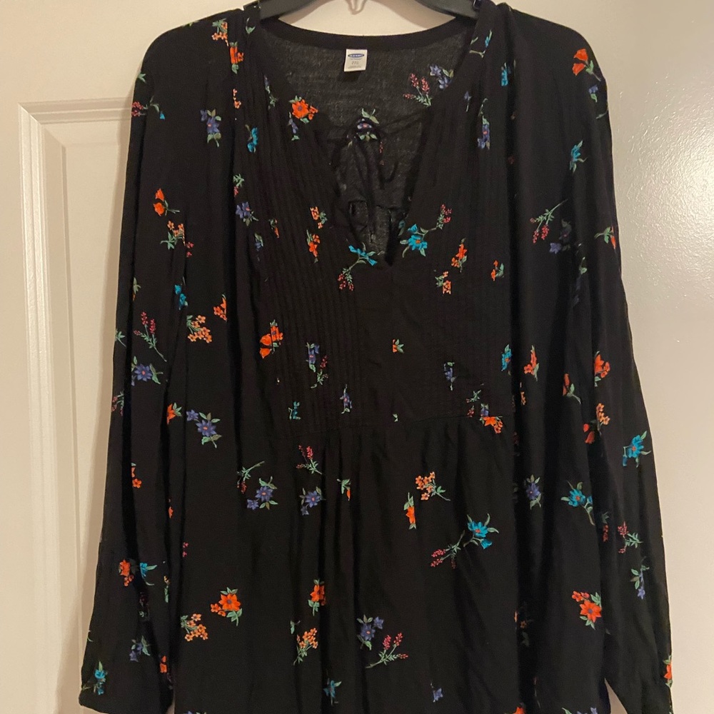 XXL black and floral Old Navy long sleeve top